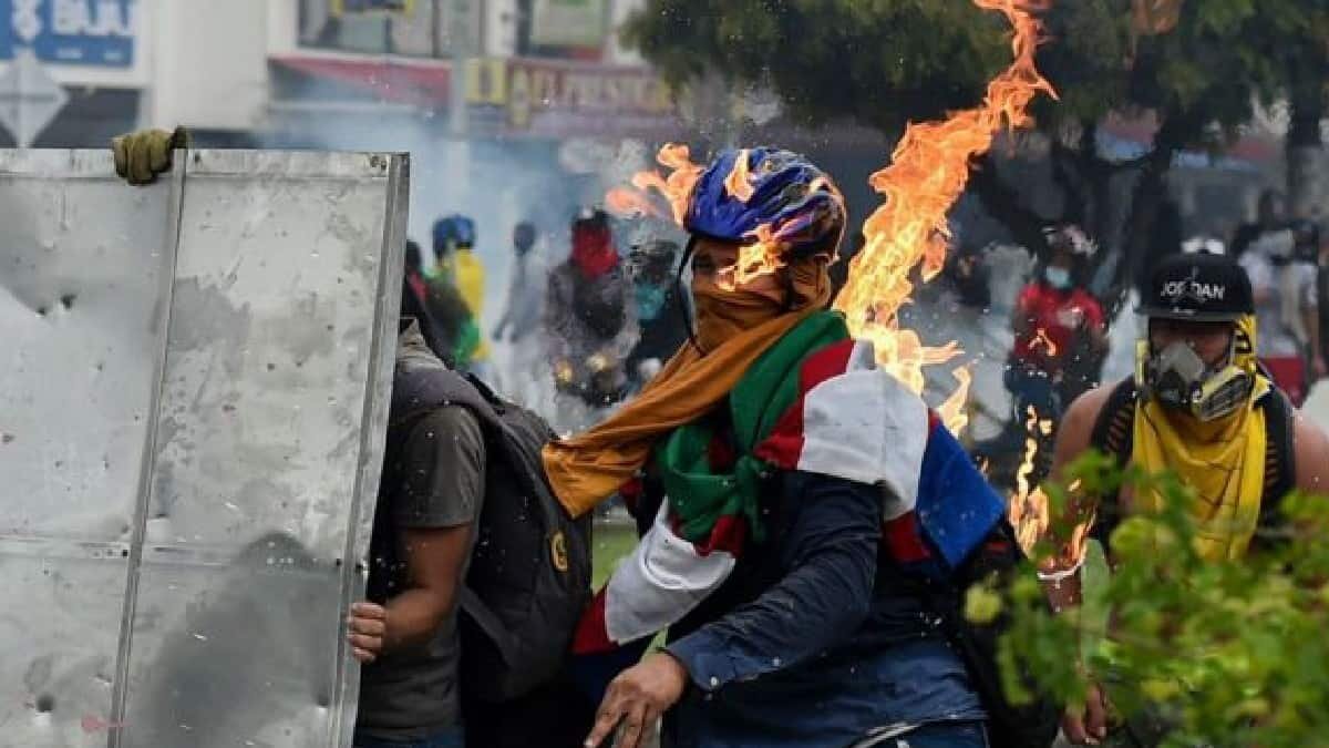 La violencia tomó las calles de Colombia, en lo que representa las mayores protestas en el país sudamericano.