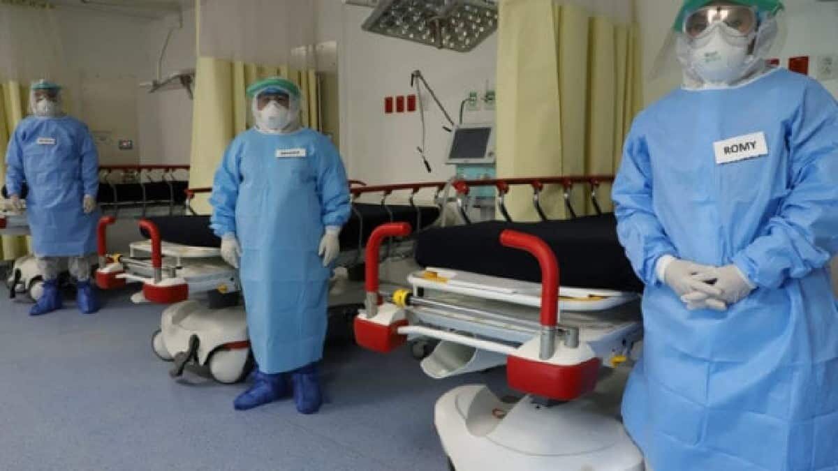 Expertos confirmaron que el Covid-19 puede permanecer en el aire acondicionado y en espacios cerrados.