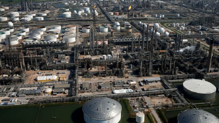 El titular de Pemex adelantó que además se impulsará la renovación de otras refinerías.