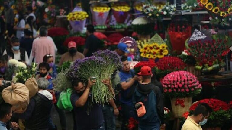 Cientos de capitalinos festejaron a sus madres en restaurantes, plazas y hasta panteones, en vísperas del Día de las Madres.