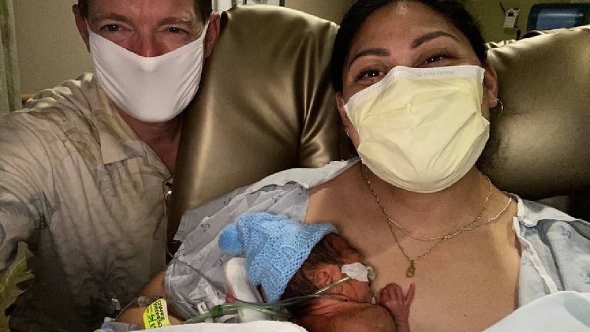 El bebé nació en el viaje de sus padres al citado destino turístico, quienes no sospechaban del embarazo.