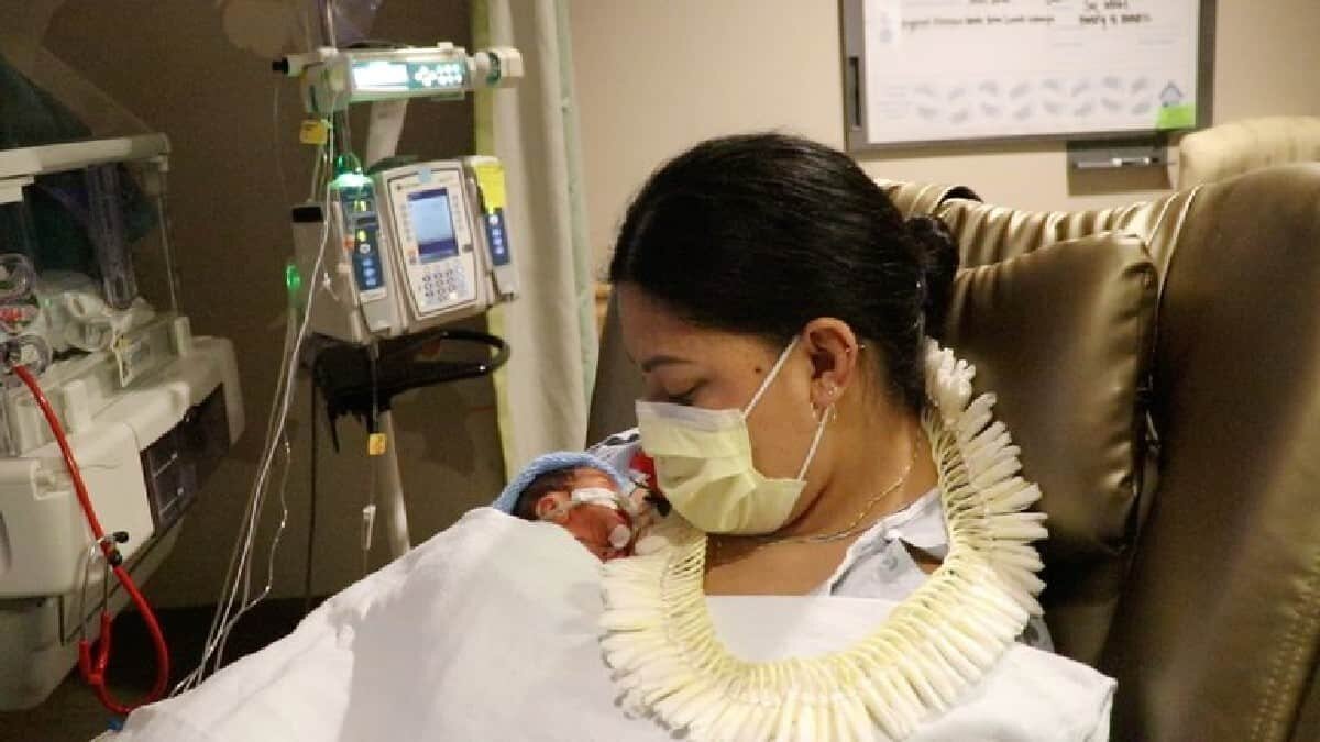 El bebé nació en el viaje de sus padres al citado destino turístico, quienes no sospechaban del embarazo.