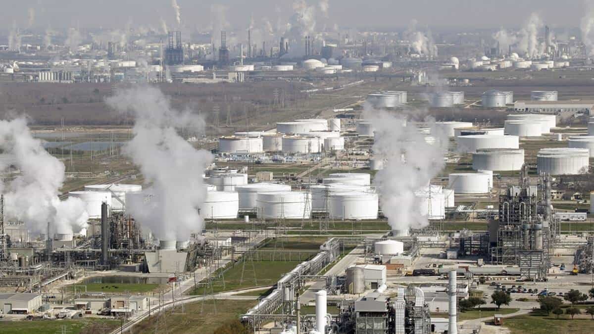 El Gobierno de México indicó que Pemex compró a su socio Shell su parte correspondiente de una refinería ubicada en Texas.