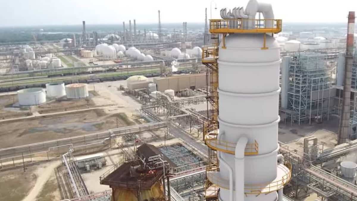 El Gobierno de México indicó que Pemex compró a su socio Shell su parte correspondiente de una refinería ubicada en Texas.