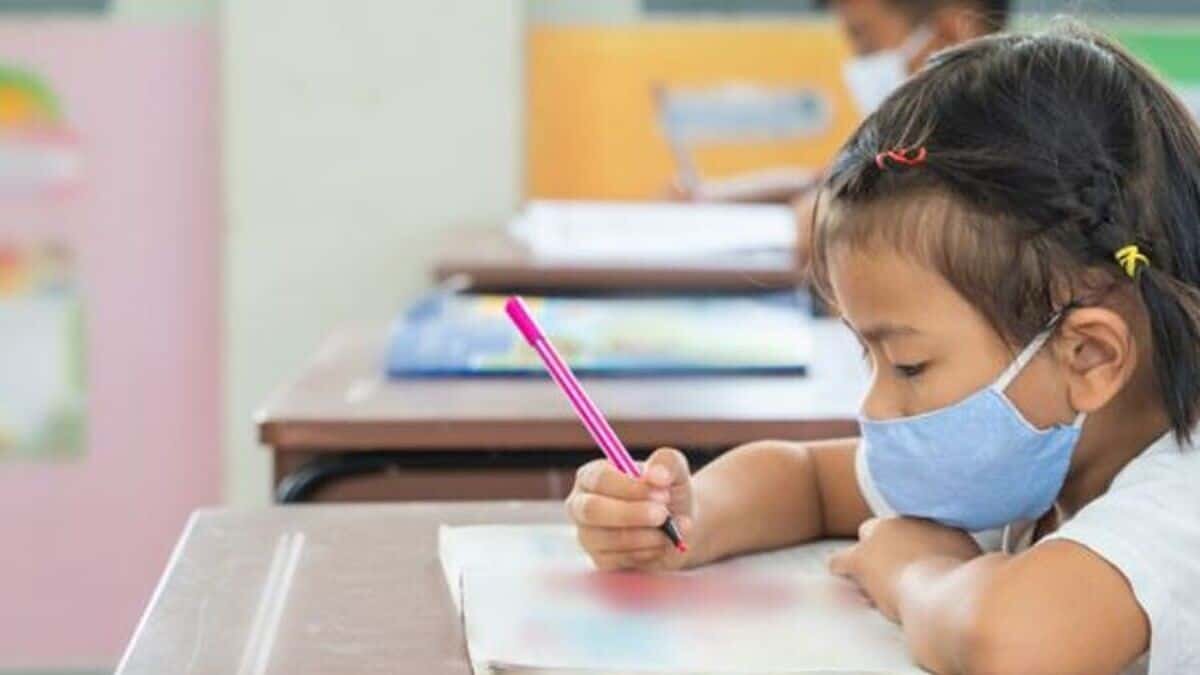 La SEP presentó los lineamientos para regresar a clases, aunque omitió incluir un protocolo por contagios de Covid.