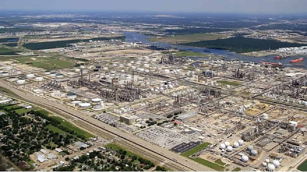 El Gobierno de México indicó que Pemex compró a su socio Shell su parte correspondiente de una refinería ubicada en Texas.