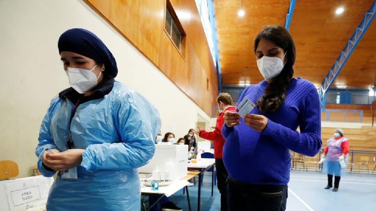 Ante el riesgo que representa el Covid para las mujeres embarazadas se decidió comenzar con su vacunación.