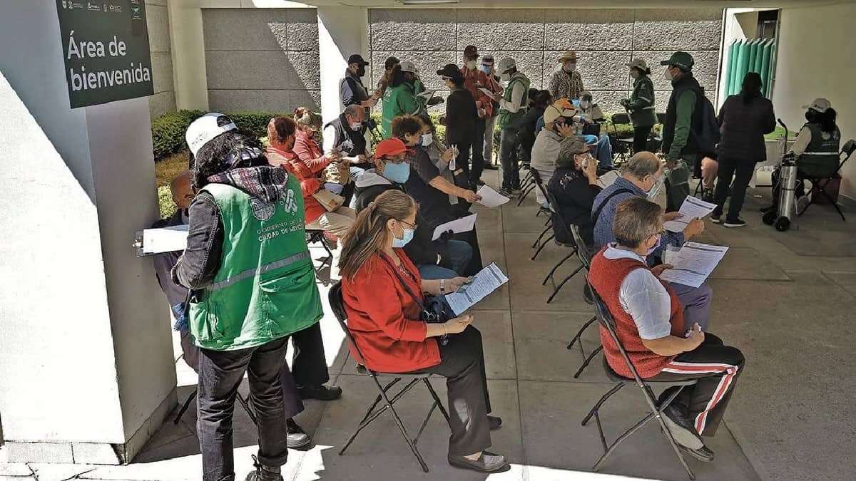 AMLO indicó que el miércoles se alcanzó el récord de 604 mil 65 vacunas contra Covid-19 aplicadas en el país.