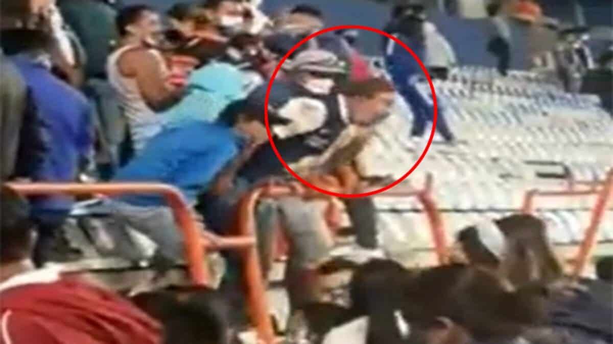 ¿Y el Covid? Aficionado de Pachuca se baja el cubrebocas y escupe a seguidores de Cruz Azul