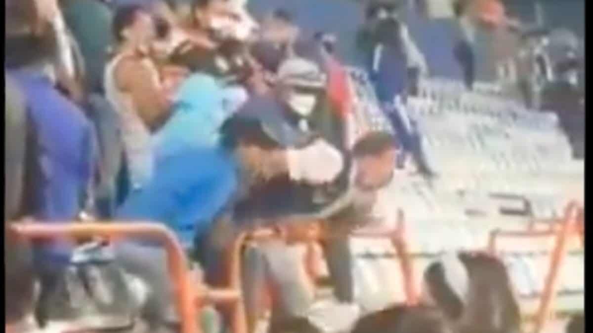 Aficionado de Pachuca se baja cubrebocas y escupe a seguidores de Cruz Azul