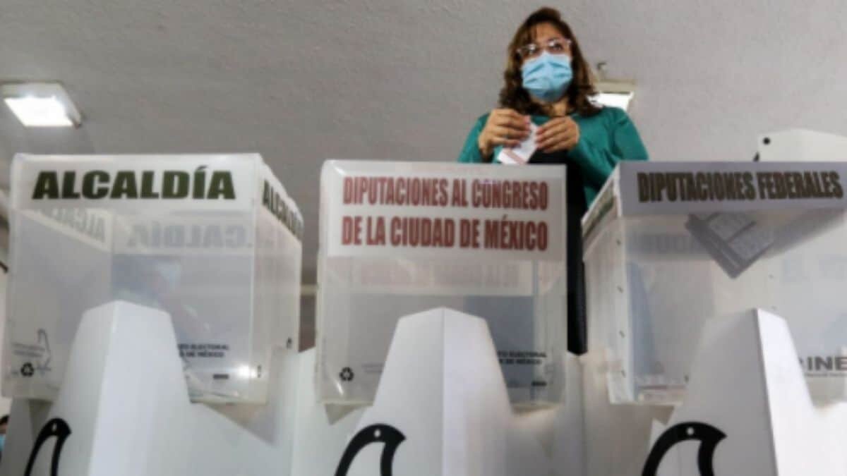 Autoridades de la Ciudad de México habilitan línea y chay de denuncias para que las personas reporten delitos electorales