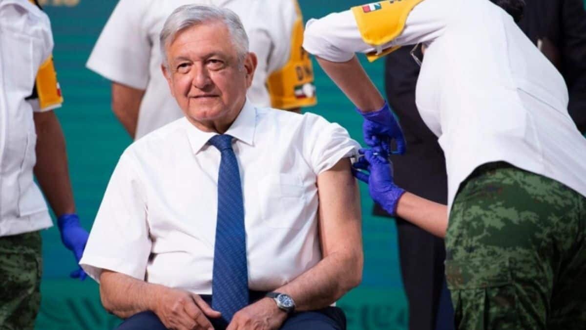 El presidente Andrés Manuel López Obrador anunció que mañana le aplicarán la segunda dosis de AstraZeneca.
