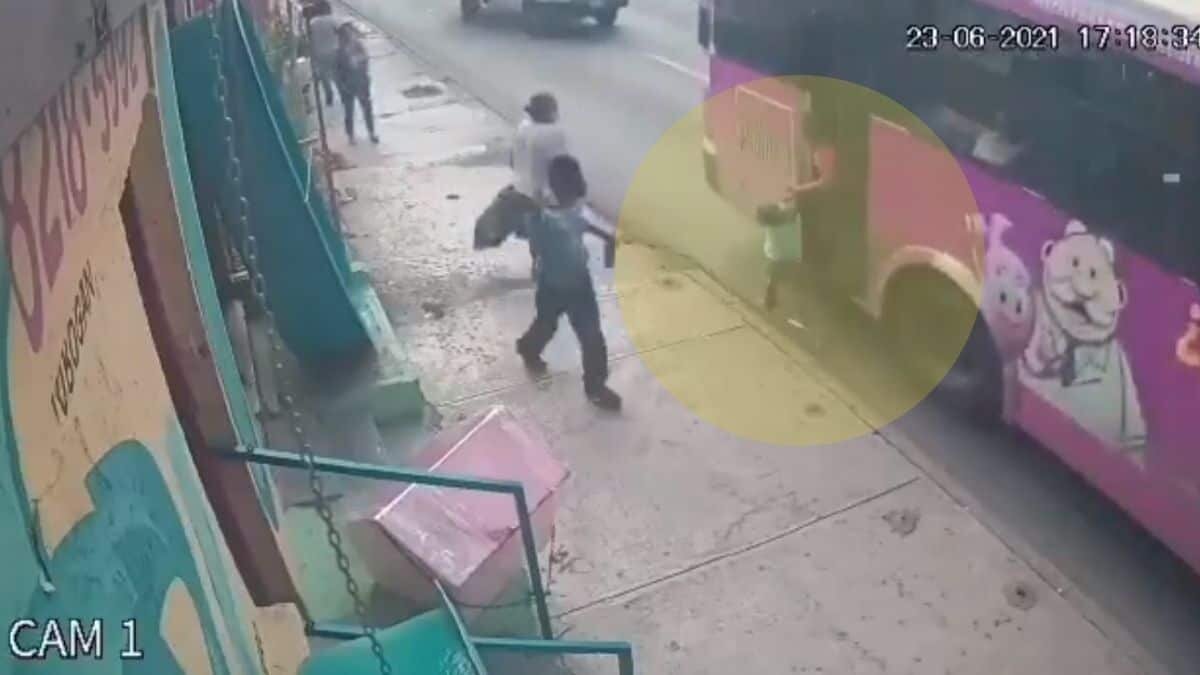 Camión arrastra a niño mientras su mamá se queda atorada en la puerta