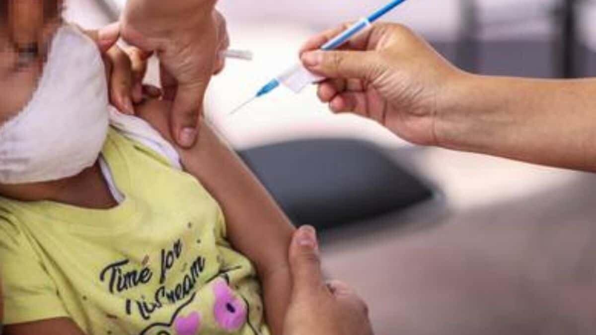 De acuerdo con partidos de oposición, la aplicación de la vacuna anticovid ha sido muy lenta por lo que piden más rapidez para evitar un aumento de contagios en el regreso a clases