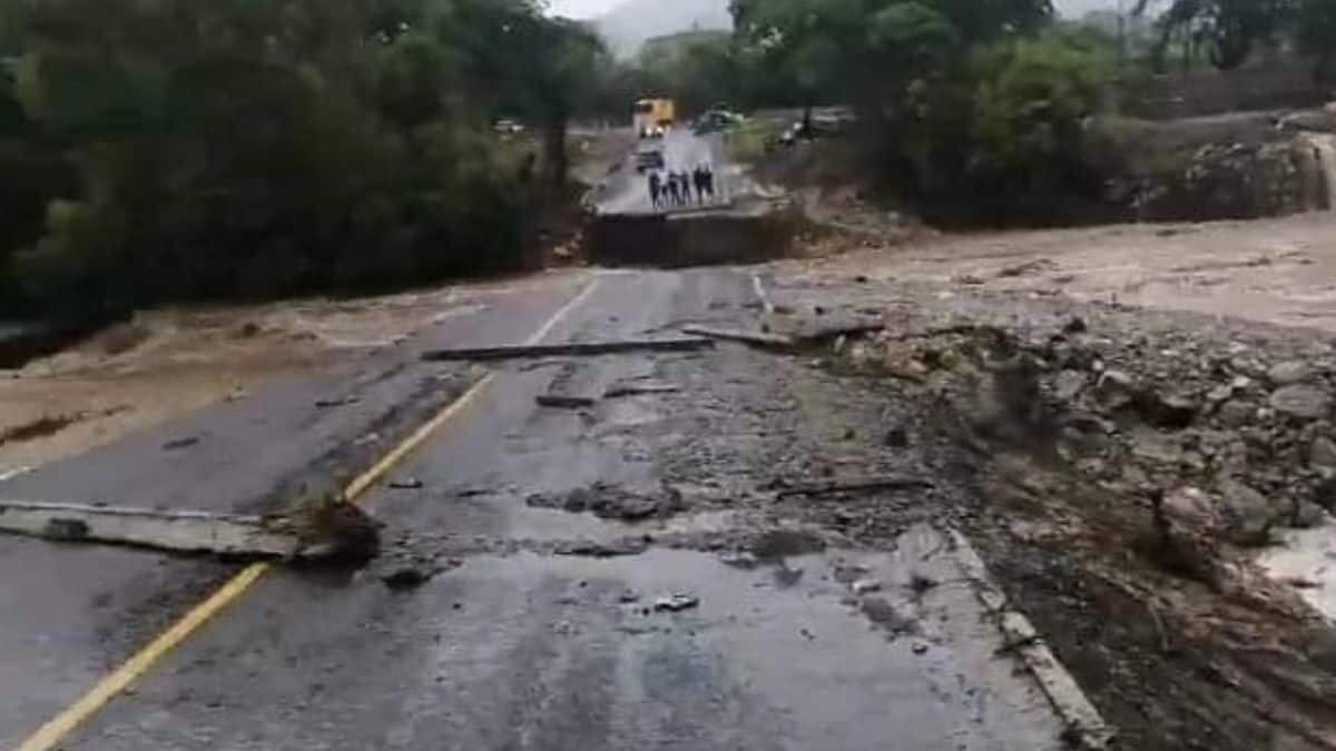 Se registró la caída de un puente en Colima y varias carreteras cerradas debido al paso del huracán Enrique.