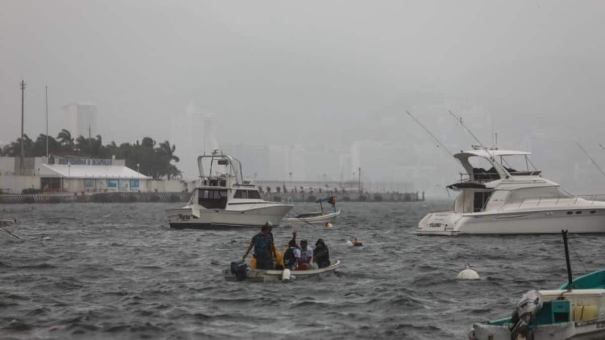 Se registró la caída de un puente en Colima y varias carreteras cerradas debido al paso del huracán Enrique.