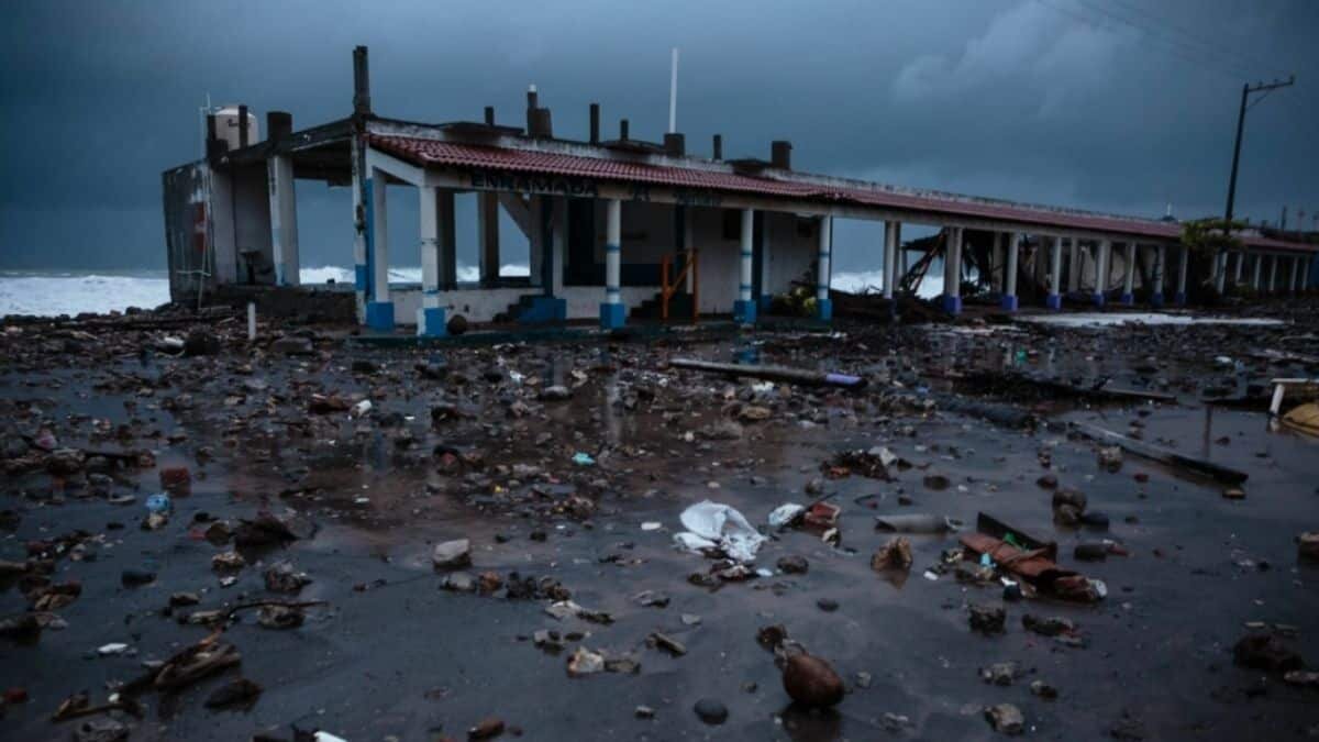 Deja huracán Enrique daños e inundaciones en Colima
