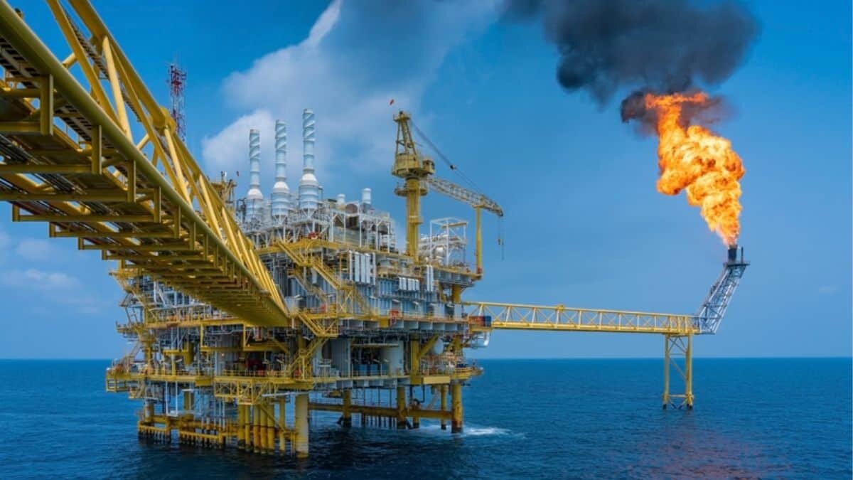 Dos jueces federales ordenaron frenar Ley de Hidrocarburos y mantener límites al poder dominante de Petróleos Mexicanos (Pemex) en el sector de hidrocarburos.