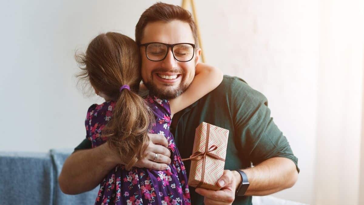 A pocos días de la celebración a los papás, te traemos algunos obsequios que te podrán sacar de apuros.