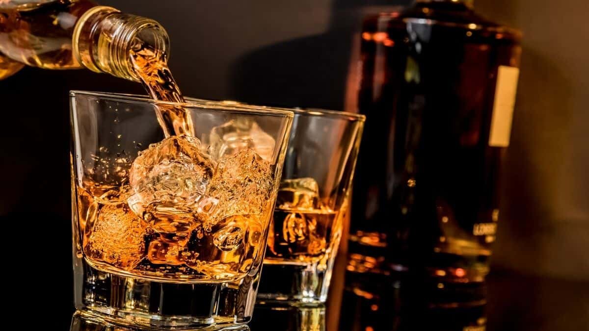 Una gran opción para celebrar el día del padre es sorprenderlo con whisky, un destilado que nunca dejará de ser un gran obsequio