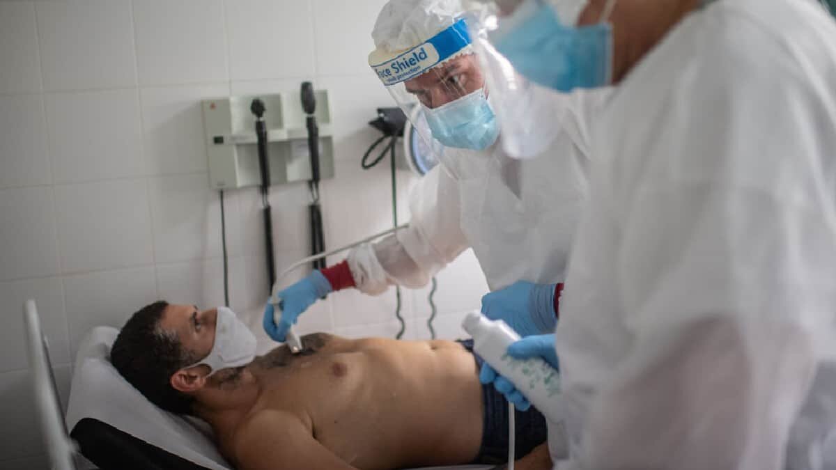 una cuarta parte de las personas que contrajeron coronavirus enfrentan síntomas de la condición conocida como covid largo.