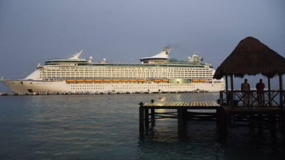 Luego de más de un año, atracó el primer crucero en un puerto mexicano con mil pasajeros.