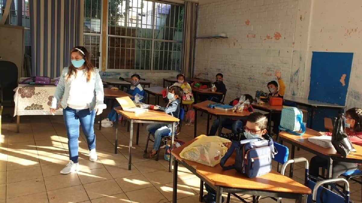 Ante el cambio de color en el semáforo, las escuelas serán las que determinen si continúan con las clases presenciales.