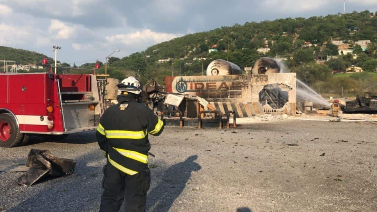 Reportan dos lesionados por explosión de pipa de gas en Nuevo León