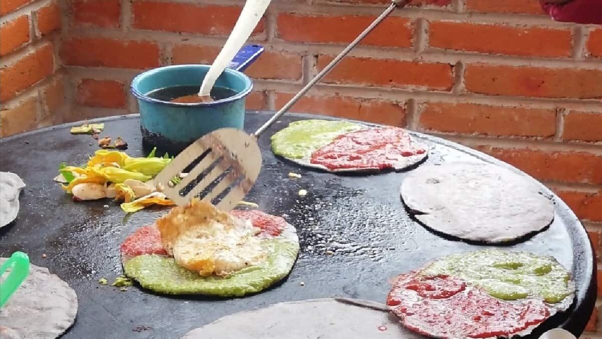 Esta garnacha esta rellena con frijol, cuenta con dos salsas y esta coronada con un huevo estrellado.