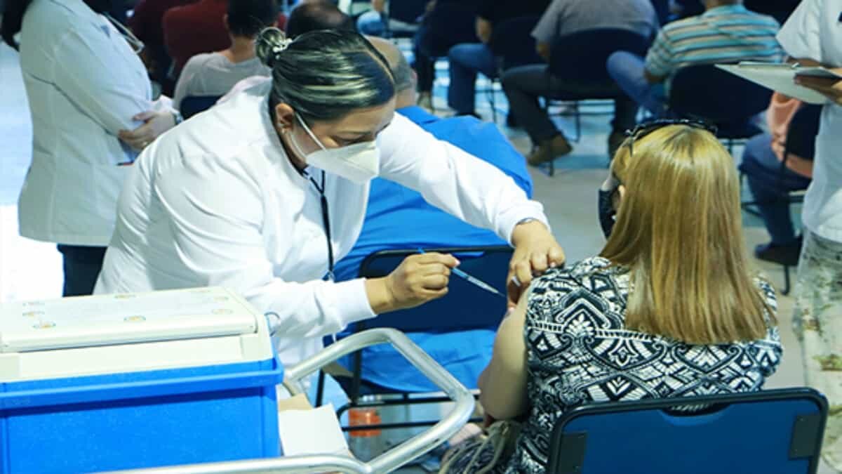 Inicia vacunación a mayores de 18 años en 4 municipios de Sonora