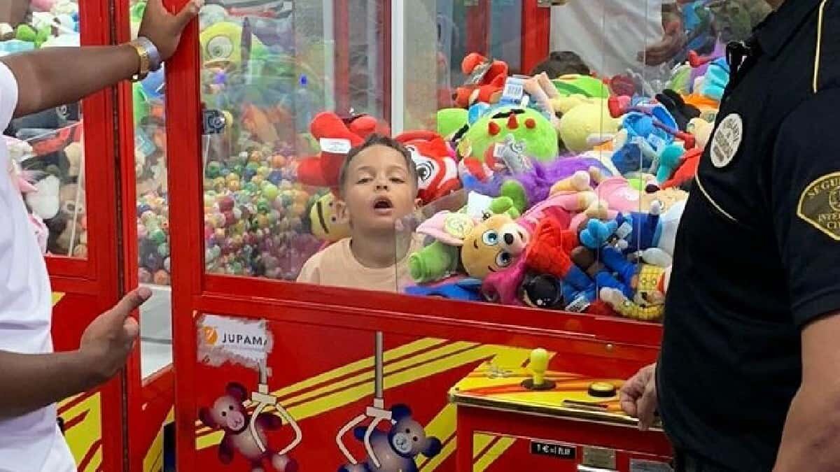 El menor quedó atrapado luego de que intentó sacar uno de los peluches de la maquina con ayuda de su padre.