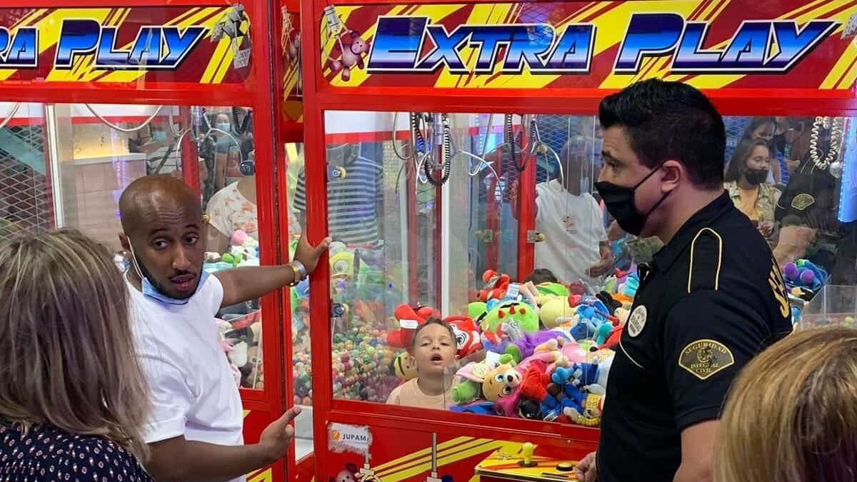 Te revelamos el truco para ganarle a la máquina de peluches (Video)