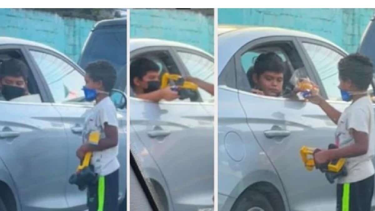 Ambos niños juegan sin prejuicios en un semáforo en el que el pequeño limpiaparabrisas busca el sustento diario.