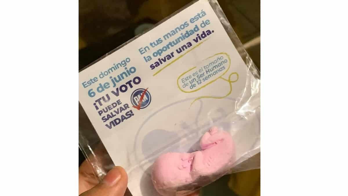 ¡No es broma! Candidato del PAN regala "fetos" para pedir votos en Jalisco
