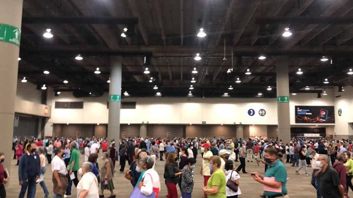 Se reportó caos y largas filas para vacunarse en el Pepsi Center en CDMX.