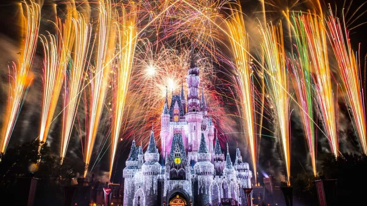 Regresan espectáculos de fuegos artificiales a Disneyland