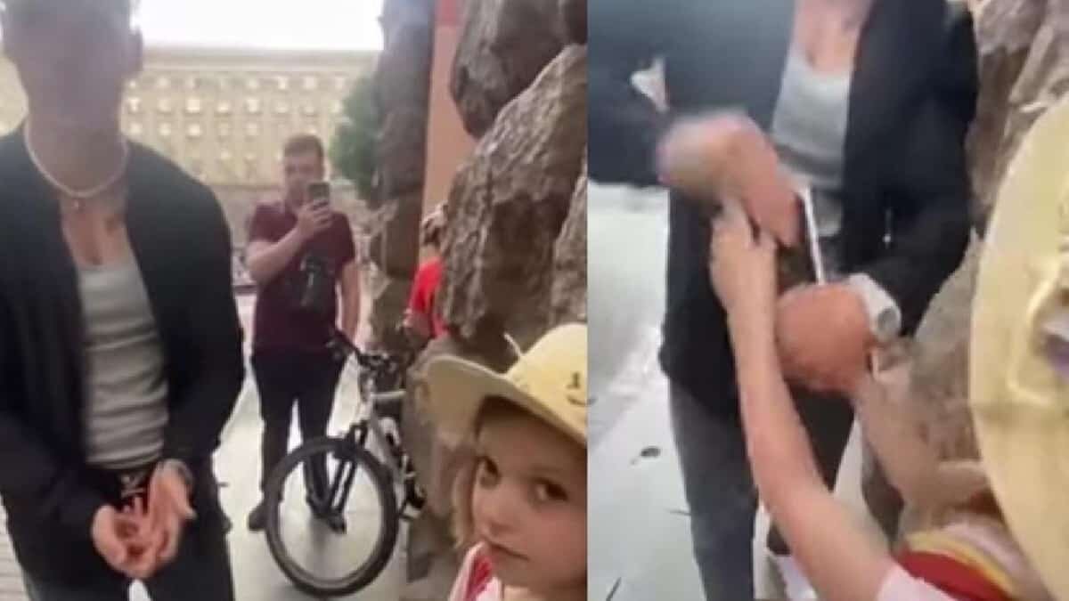 El sujeto fue criticado en redes sociales tras fingir que regalaba el teléfono a la niña para su grabación.