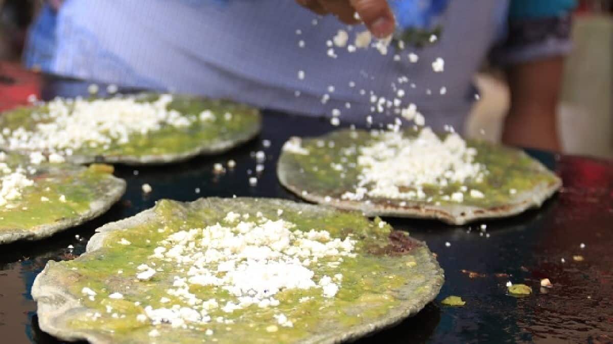 Esta garnacha esta rellena con frijol, cuenta con dos salsas y esta coronada con un huevo estrellado.