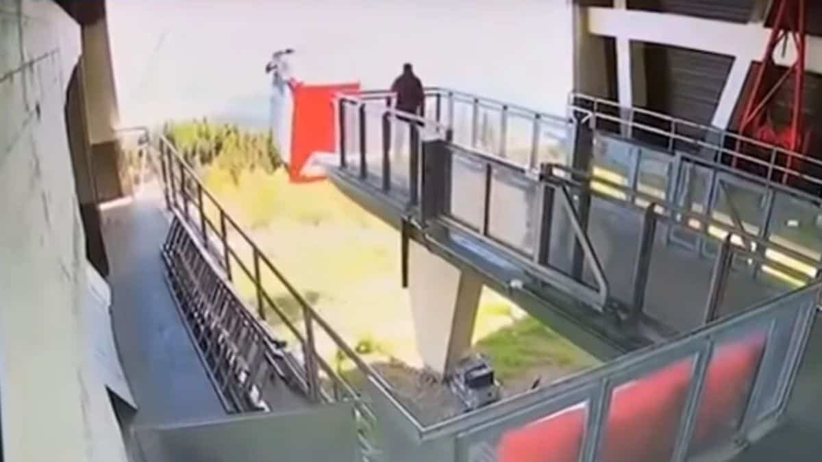 Video: Mueren 14 personas por caída de teleférico en Italia