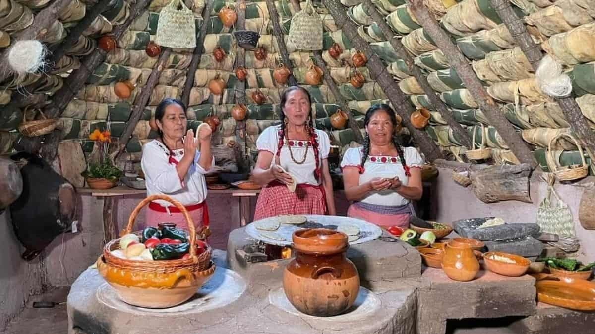 Cocineras otomíes logran reconocimiento por preservar alimentos
