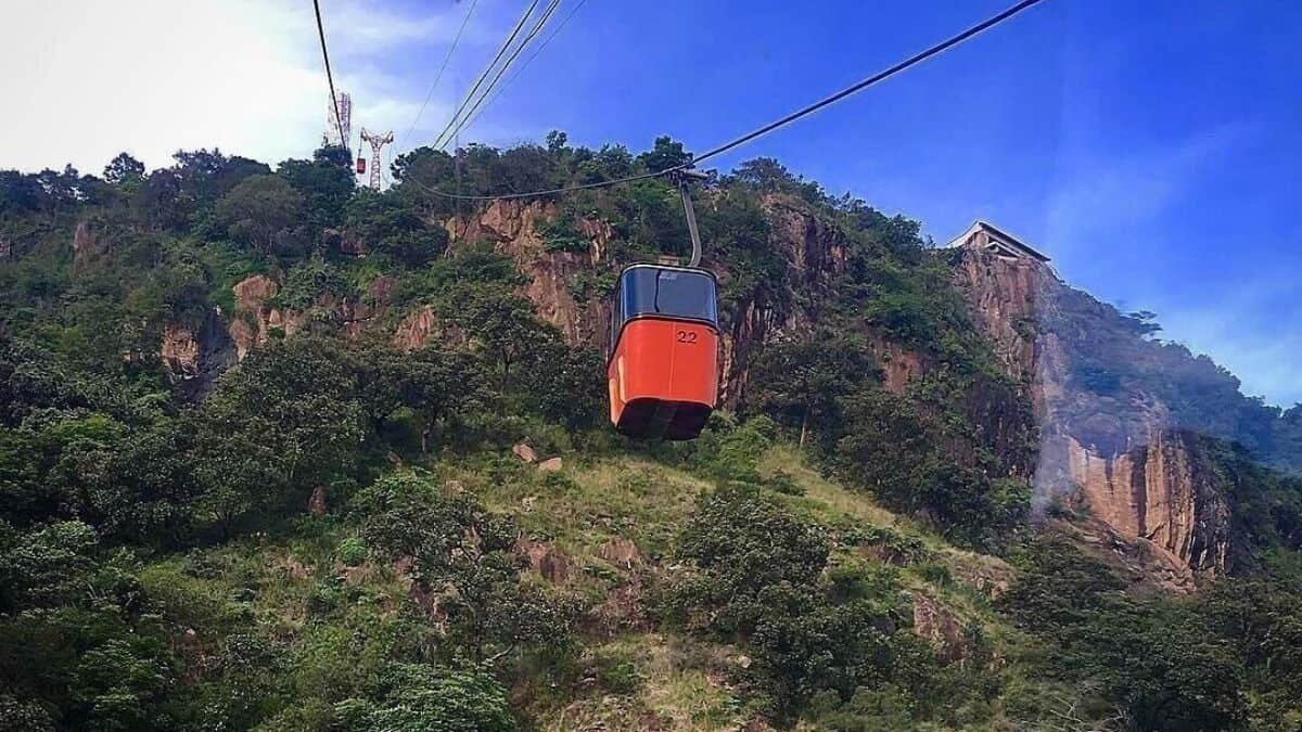 Familia queda atrapada en las alturas por falla en teleférico de Taxco