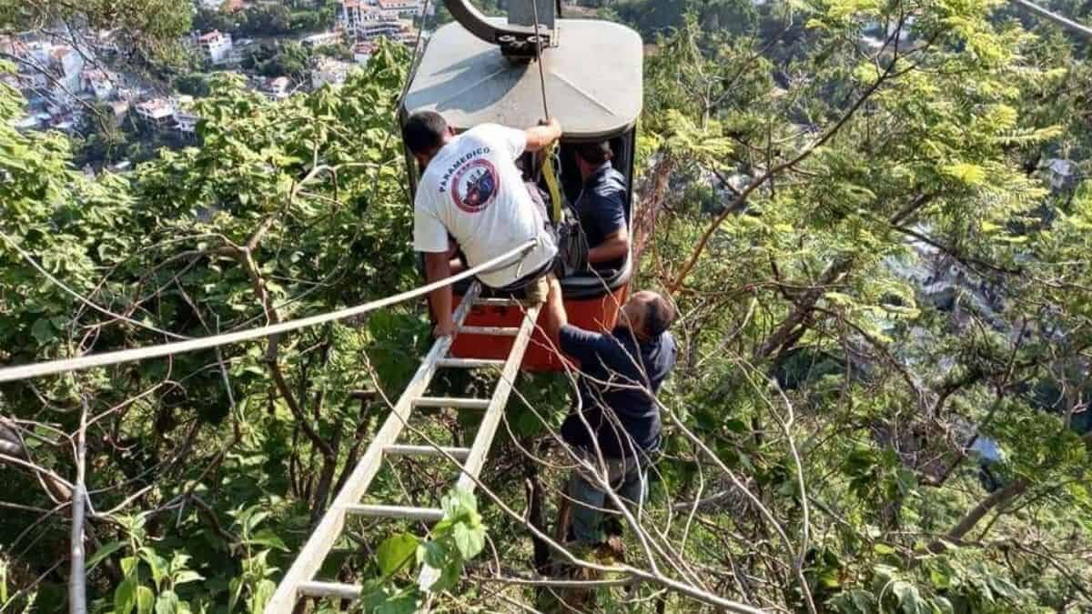 Familia queda atrapada en las alturas por falla en teleférico de Taxco