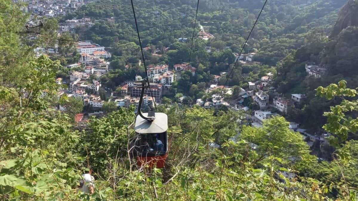 Familia queda atrapada en las alturas por falla en teleférico de Taxco