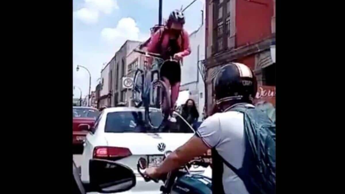 Pasa ciclista por encima de auto que invadió ciclovía (Video)