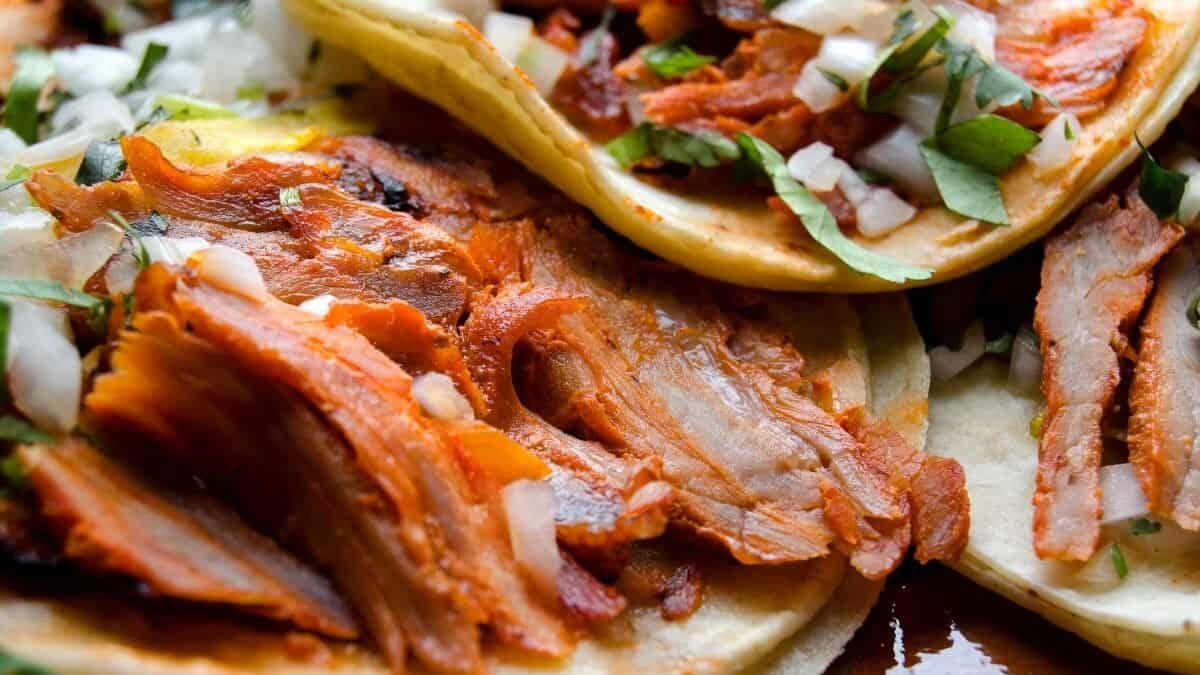 Come por primera vez un taco al pastor y su reacción se hace viral (Video)