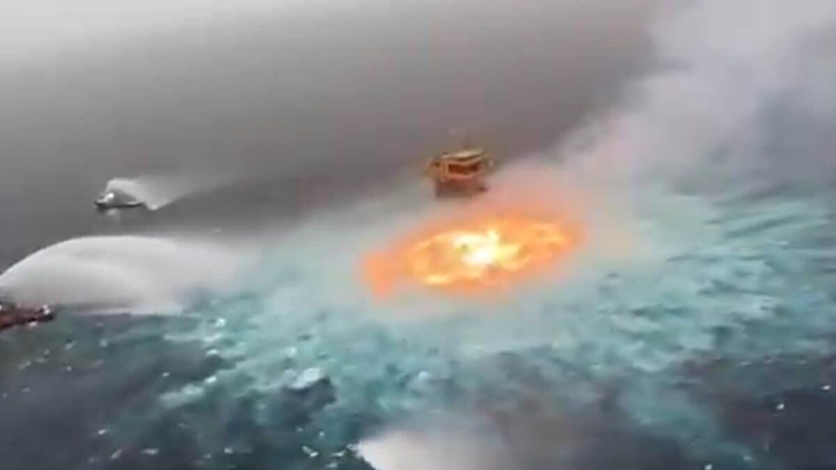 Reportan explosión en gasoducto de Pemex en el Golfo de México
