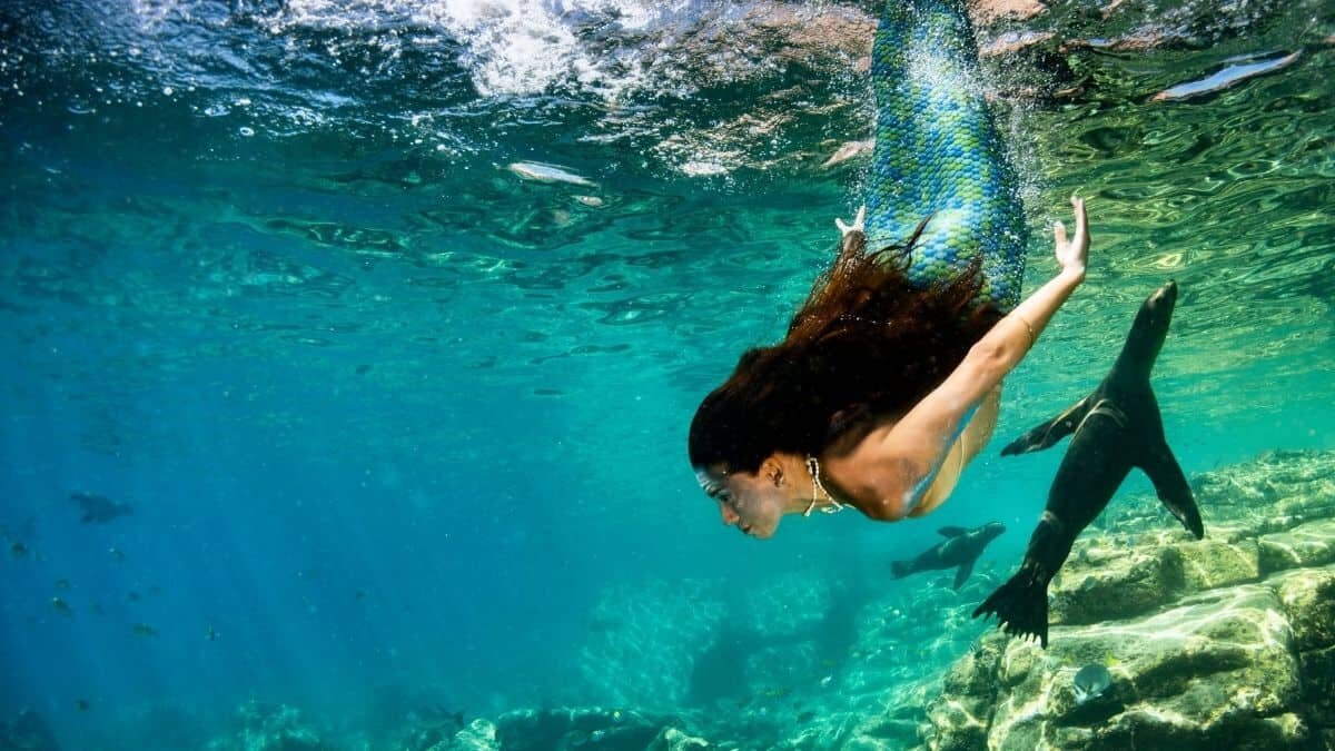 Joven se vuelve sirena para poder ser doctora (Video)