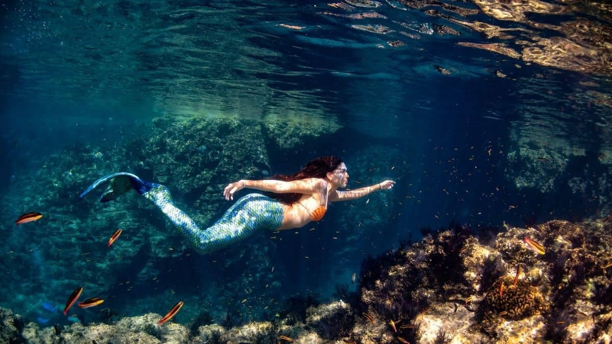 La joven trabaja los fines de semana encarnando a una sirena para poder pagar sus estudios universitarios.