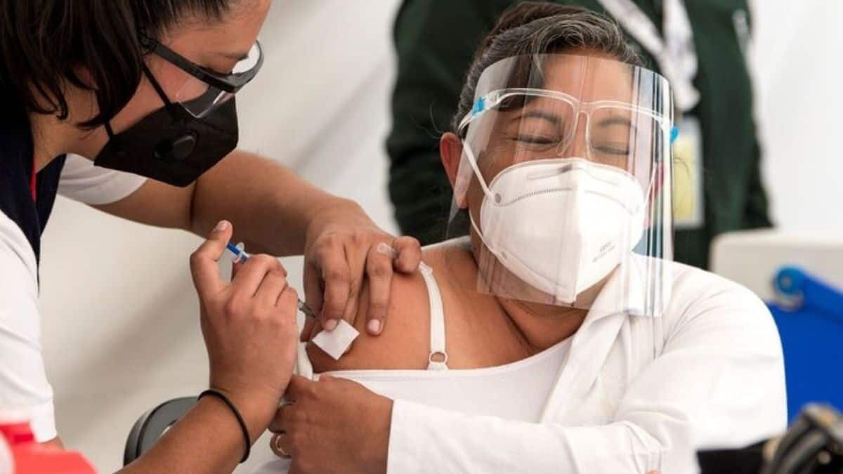 Según López-Gatell, pese al incremento de contagios, aclaró que las hospitalizaciones y defunciones presentan una reducción superior al 75%.