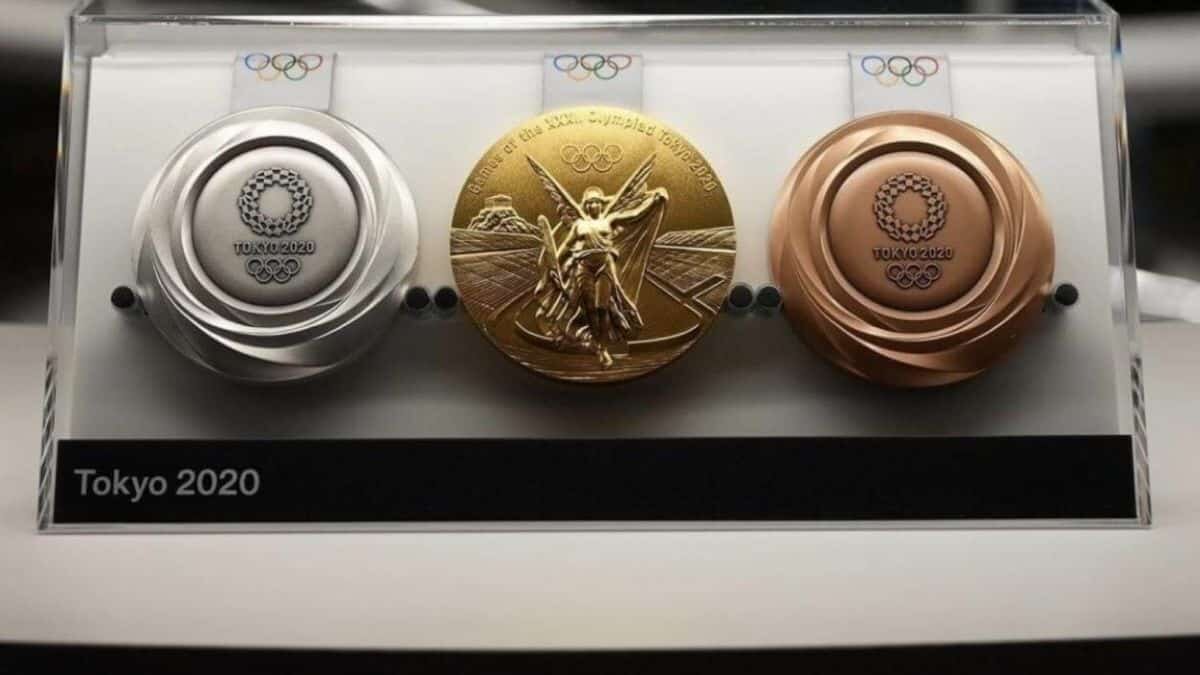 Usan chatarra electrónica para elaborar medallas de Tokio 2020